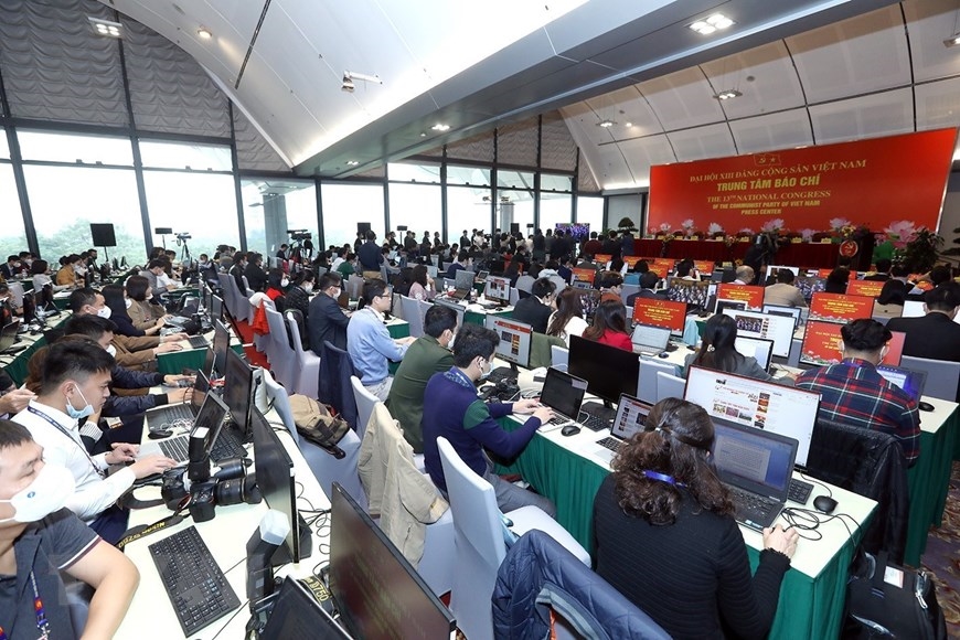 Các phóng viên tác nghiệp tại Trung tâm Báo chí của Đại hội.